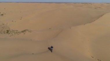 Çölde yürüyüş. Bir drone ile çölü vurmak..