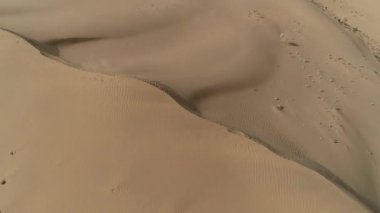 Çölde yürüyüş. Bir drone ile çölü vurmak..