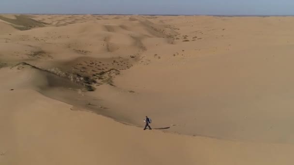 Senderismo Desierto Disparando Desierto Con Dron — Vídeos de Stock