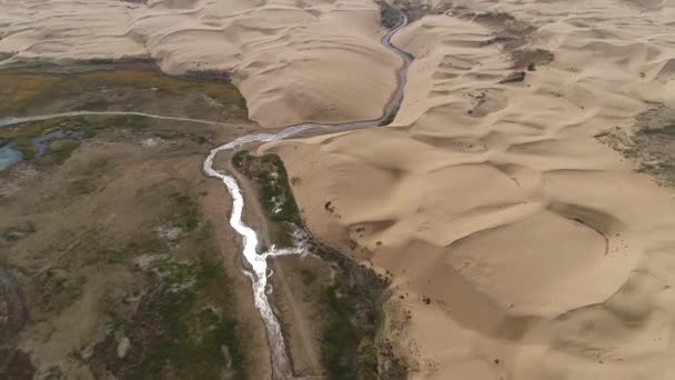 Senderismo Desierto Disparando Desierto Con Dron — Vídeos de Stock