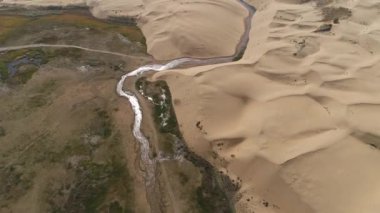 Çölde yürüyüş. Bir drone ile çölü vurmak..
