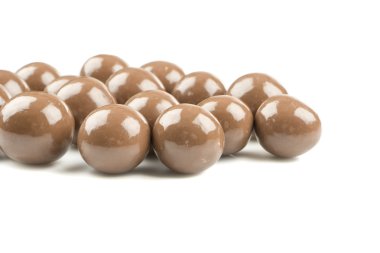 Beyaz arka planda çikolata topları