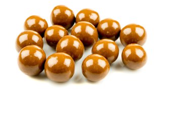 Beyaz arka planda çikolata topları