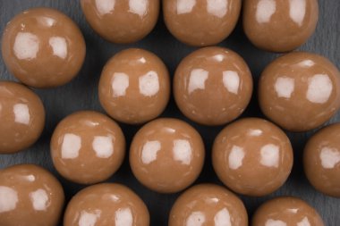 Siyah arka planda çikolata topları