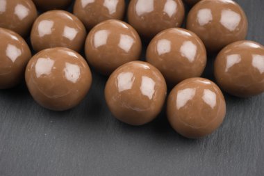 Siyah arka planda çikolata topları