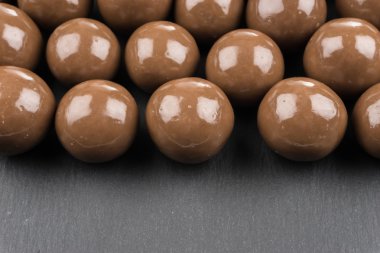 Siyah arka planda çikolata topları