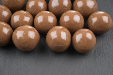 Siyah arka planda çikolata topları