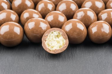 Siyah arka planda çikolata topları