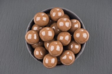 Siyah arka planda çikolata topları