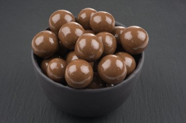 Siyah arka planda çikolata topları