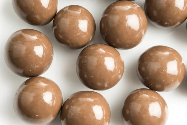 Bolas de chocolate em um fundo branco — Fotografia de Stock