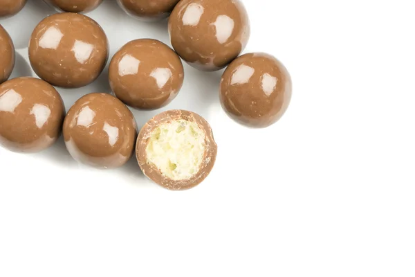 Bolas de chocolate em um fundo branco — Fotografia de Stock
