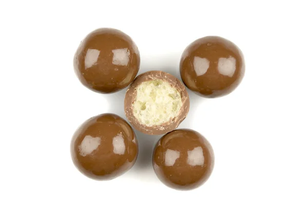 Bolas de chocolate em um fundo branco — Fotografia de Stock