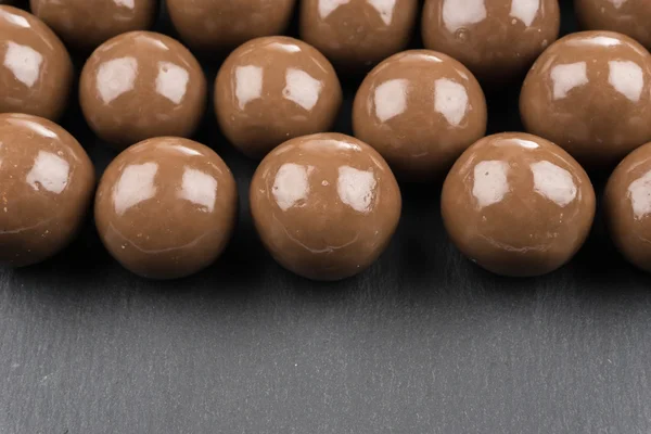 Siyah arka planda çikolata topları