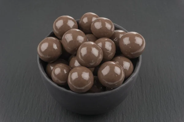 Шоколадные шарики на черном фоне — стоковое фото