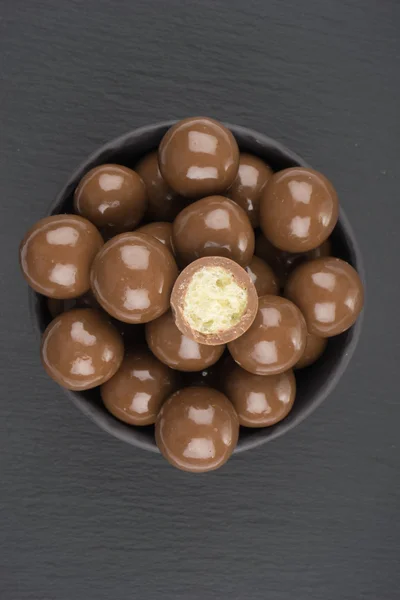 Bolas de chocolate em um fundo preto — Fotografia de Stock