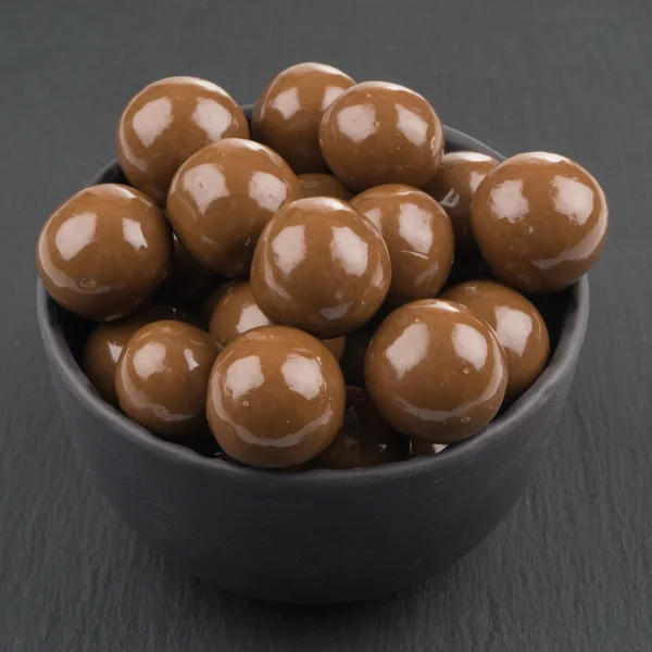 Boules de chocolat sur fond noir — Photo