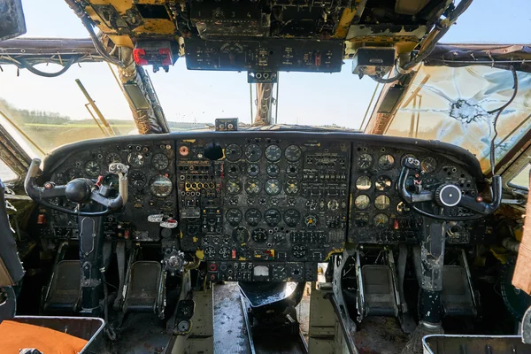 เครื่องบินห้องนักบินเก่า — ภาพถ่ายสต็อก