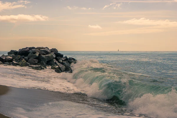 Las olas y las rocas en la playa — Foto de Stock