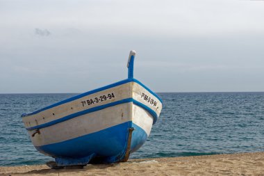 Sahildeki tekne.