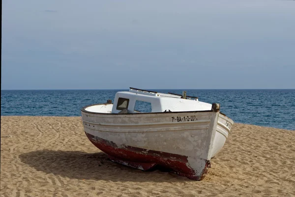 Barco na praia — Fotografia de Stock