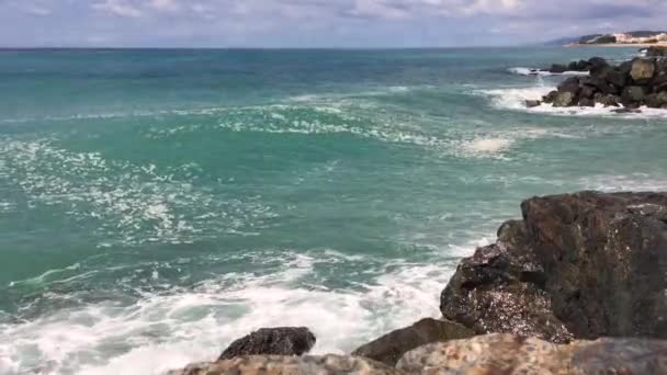 Волны бьют по прибрежным скалам — стоковое видео