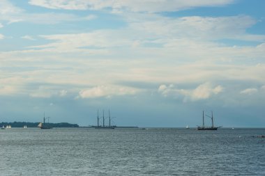 Baltık Denizi ve yaşlı yelkenli gemi