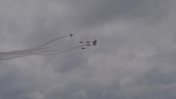 Tallinn Estonia Juni 2021 Royal Air Force Aerobatic Team Röda — Stockvideo