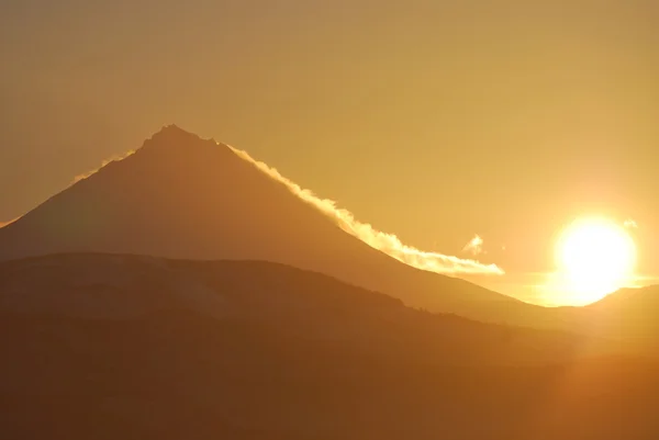 Puesta de sol del volcán Vilyuchinsky — Foto de Stock