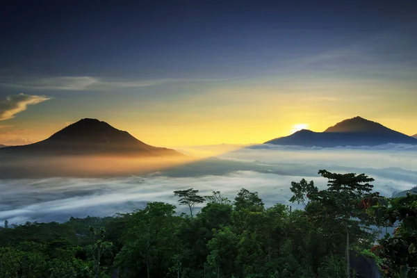Sunrise hegyvidéki települések hegyi Batur kintamani bali Indonézia — Stock Fotó