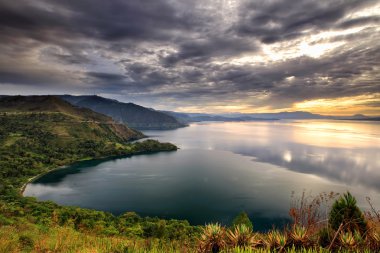 gün batımı göl Toba, Kuzey Sumatra Endonezya
