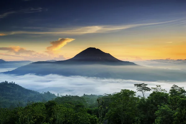 Sunrise hegyvidéki települések hegyi Batur kintamani bali Indonézia — Stock Fotó