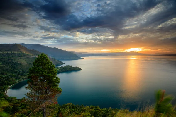 Ηλιοβασίλεμα στη λίμνη Toba, Βόρεια Σουμάτρα της Ινδονησίας — Φωτογραφία Αρχείου