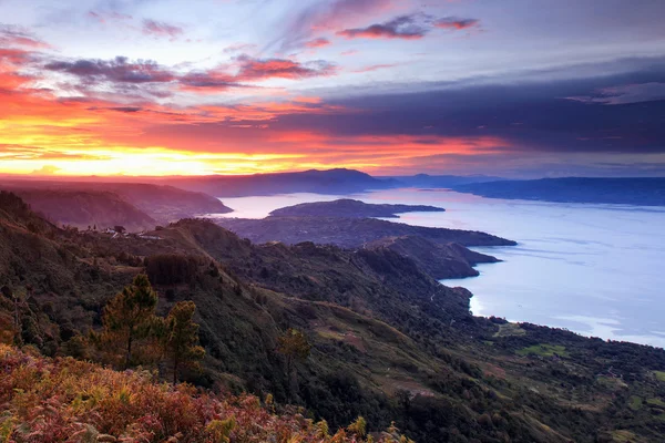 Pôr do sol lago Toba, norte de Sumatra Indonésia — Fotografia de Stock