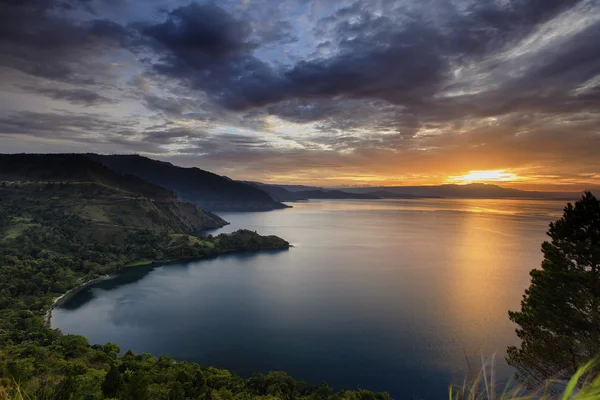 Ηλιοβασίλεμα στη λίμνη Toba, Βόρεια Σουμάτρα της Ινδονησίας — Φωτογραφία Αρχείου