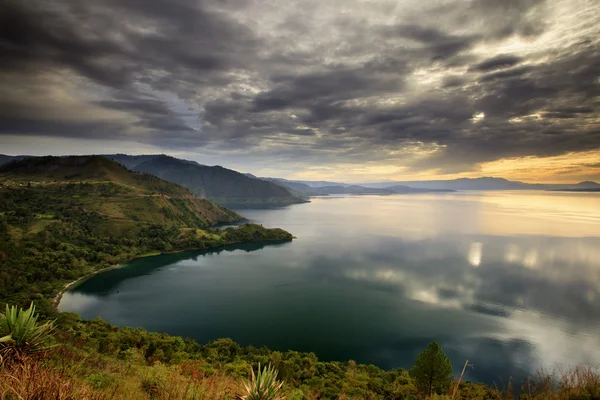 Coucher de soleil lac Toba, Sumatra nord Indonésie — Photo