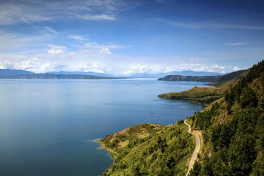 güzel manzarası ve lake Toba üzerinde mavi gökyüzü