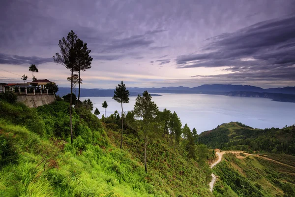 Bella vista e alba sul lago Toba — Foto Stock