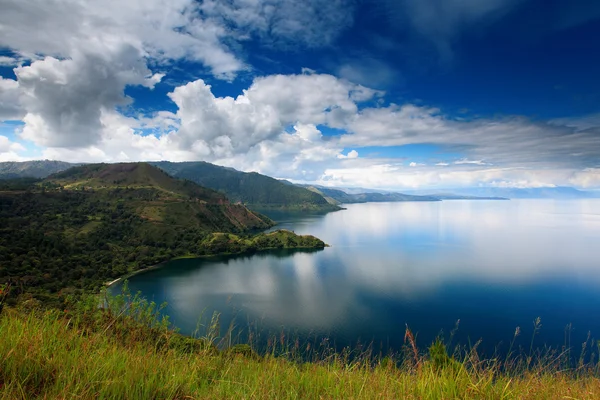 Όμορφη αντανάκλαση και μπλε του ουρανού για τη λίμνη Toba — Φωτογραφία Αρχείου