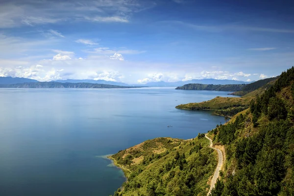 güzel manzarası ve lake Toba üzerinde mavi gökyüzü