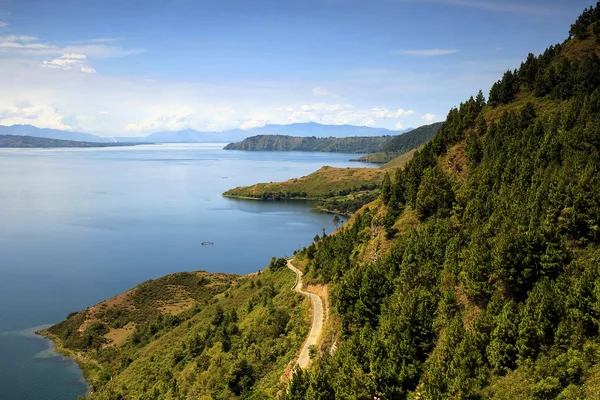 Hermosa vista y cielo azul en el lago Toba — Foto de Stock