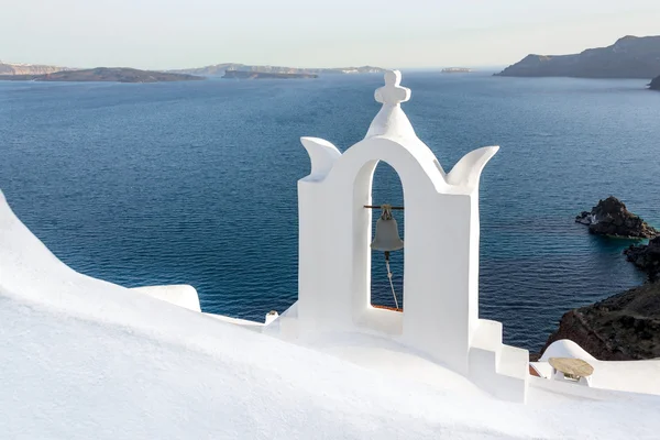 Weiße Kirche und Meerblick in oia, santorini, griechenland — Stockfoto