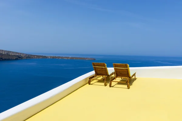 Liegestühle mit Meerblick in Santorini, Griechenland — Stockfoto