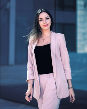 Güneşli parkta poz veren esmer model.