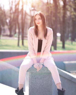 Güneşli parkta poz veren esmer model.