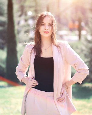 Güneşli parkta poz veren esmer model.