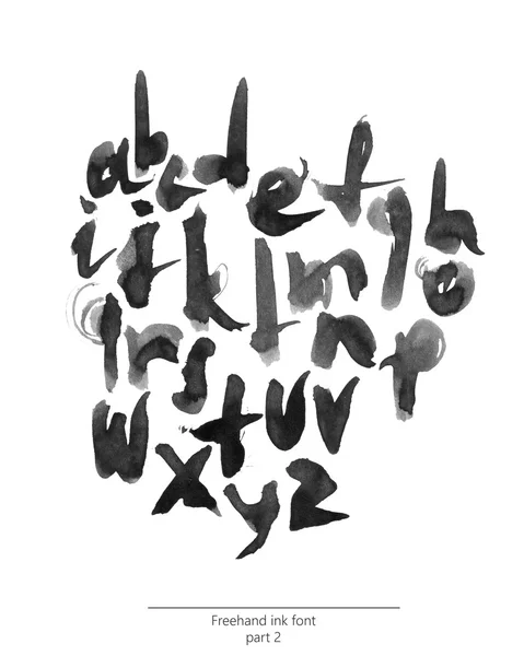 El sıvı siyah mürekkep ve fırça serbest alfabe, bölüm 2 ile çizilmiş. Şık küçük harfler yazı ve tırnak tasarımı için kullanılabilir. Beyaz arka planda yalıtılmış grenli kalın yazı tipi. — Stok fotoğraf