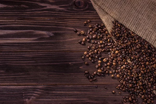 古い木製ボード上のコーヒー穀物 — ストック写真