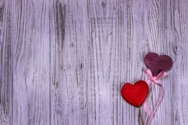 ahşap tahta üzerinde Hearts