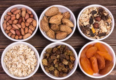 yulaf ezmesi, tahıl, Kuru Meyve, ahşap bir masa Tabaklarda kivi ile farklı kahvaltı çeşitleri